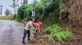 Cikajang Pamulihan tertutupi longsor
