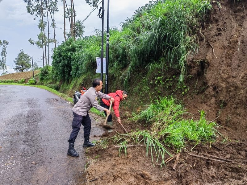 Cikajang Pamulihan tertutupi longsor
