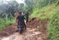 Babinsa 1122/Pakenjeng Kodim 0611/Grt  buka akses jalan perkampungan yang menutupi bahu jalan akibat longsor