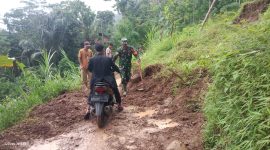 Babinsa 1122/Pakenjeng Kodim 0611/Grt  buka akses jalan perkampungan yang menutupi bahu jalan akibat longsor