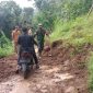 Babinsa 1122/Pakenjeng Kodim 0611/Grt  buka akses jalan perkampungan yang menutupi bahu jalan akibat longsor