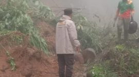 Akses jalan kabupaten lama tertutupi longsor