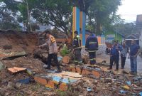 Polsek Bungbulang bersihkan material pohon tumbang