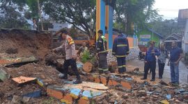 Polsek Bungbulang bersihkan material pohon tumbang