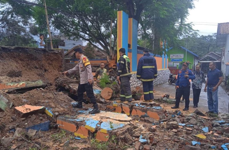 Polsek Bungbulang bersihkan material pohon tumbang