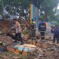 Polsek Bungbulang bersihkan material pohon tumbang