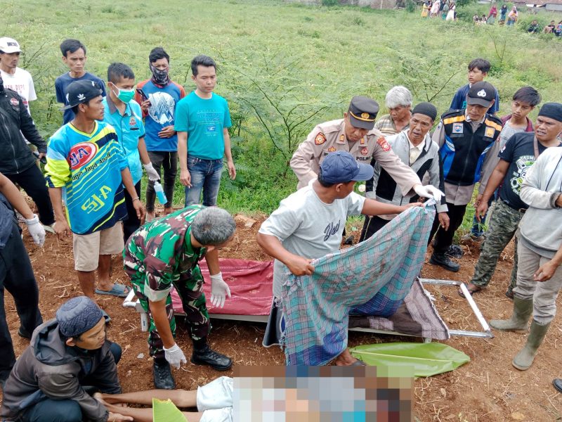 Warga Karangpawitan tertemper kereta api