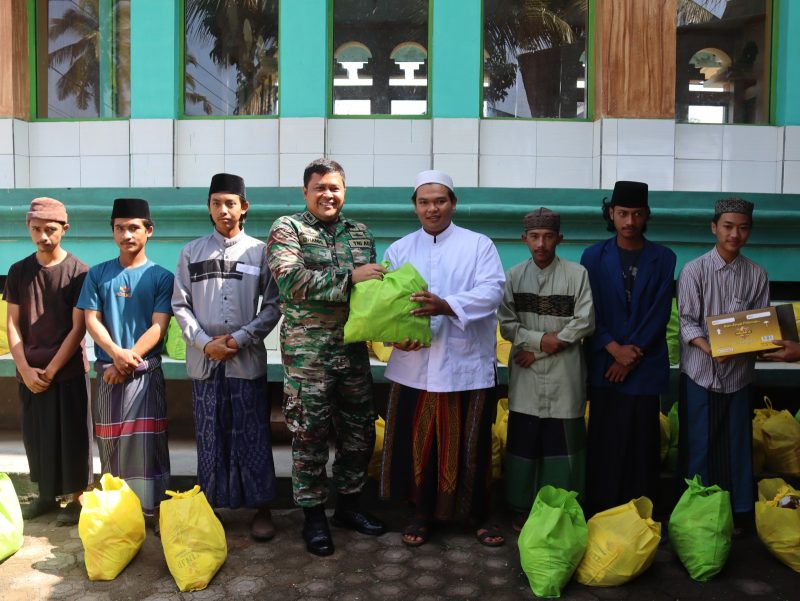 Komandan Kodim 0611/Grt giat Jum'at Berkah di ponpes Al Husaini Banyuresmi