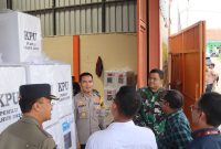 Kapolres Garut lakukan pengamanan dalam pendistribusian logistik pemilu 2024