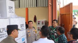 Kapolres Garut lakukan pengamanan dalam pendistribusian logistik pemilu 2024