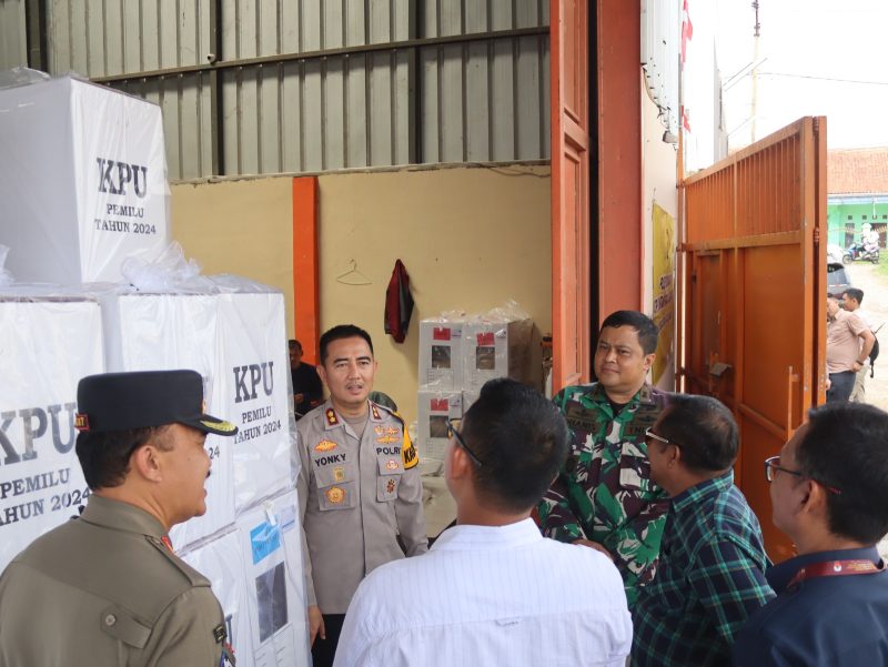 Kapolres Garut lakukan pengamanan dalam pendistribusian logistik pemilu 2024