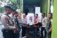 Polsek Caringin Polres Garut kawal penyaluran  logistik kotak suara