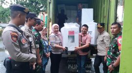 Polsek Caringin Polres Garut kawal penyaluran  logistik kotak suara