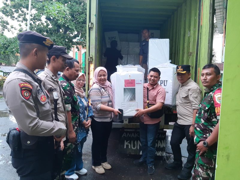 Polsek Caringin Polres Garut kawal penyaluran  logistik kotak suara