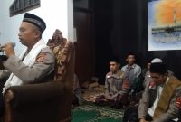 Aiptu Umar Taufik menjadi mubaligh dalam kegiatan masyarakat ngaji Sholawat dalam peringatan Isro Mi'raj Nabi Muhammad SAW