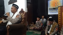 Aiptu Umar Taufik menjadi mubaligh dalam kegiatan masyarakat ngaji Sholawat dalam peringatan Isro Mi'raj Nabi Muhammad SAW