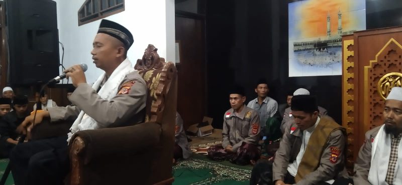 Aiptu Umar Taufik menjadi mubaligh dalam kegiatan masyarakat ngaji Sholawat dalam peringatan Isro Mi'raj Nabi Muhammad SAW
