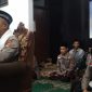 Aiptu Umar Taufik menjadi mubaligh dalam kegiatan masyarakat ngaji Sholawat dalam peringatan Isro Mi'raj Nabi Muhammad SAW