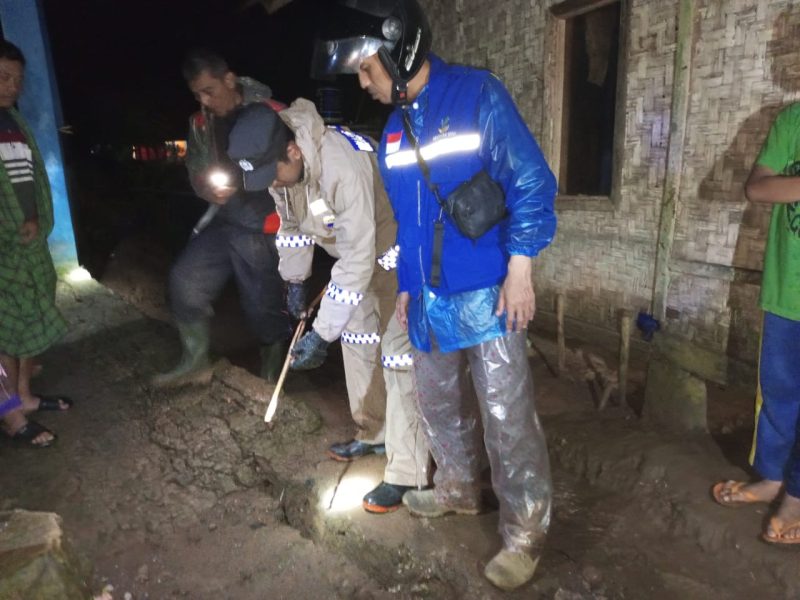 Polsek Bajrwangi cek lokasi pergeseran tanah