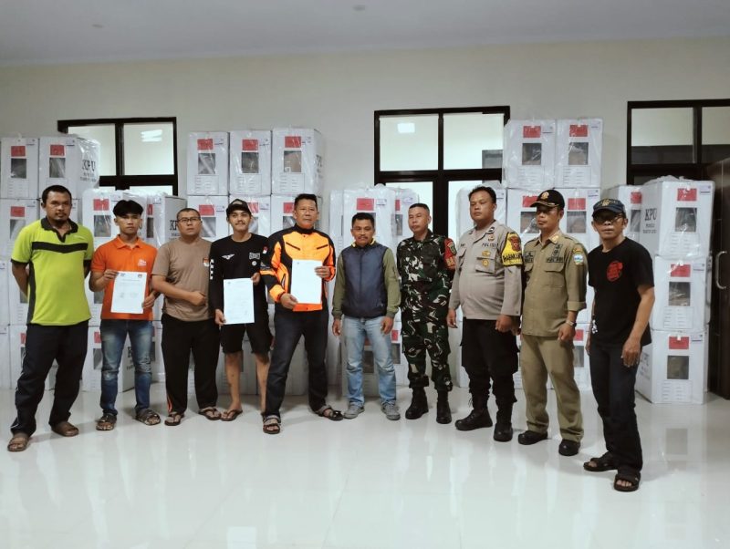 Panwascam Sucinaraja dan PPK Sucinaraja menerima logistik pemilu 2024 