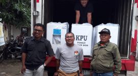 Panwascam Sucinaraja dan PPK Sucinaraja menerima bantuan logistik kotak suara DPRD Provinsi