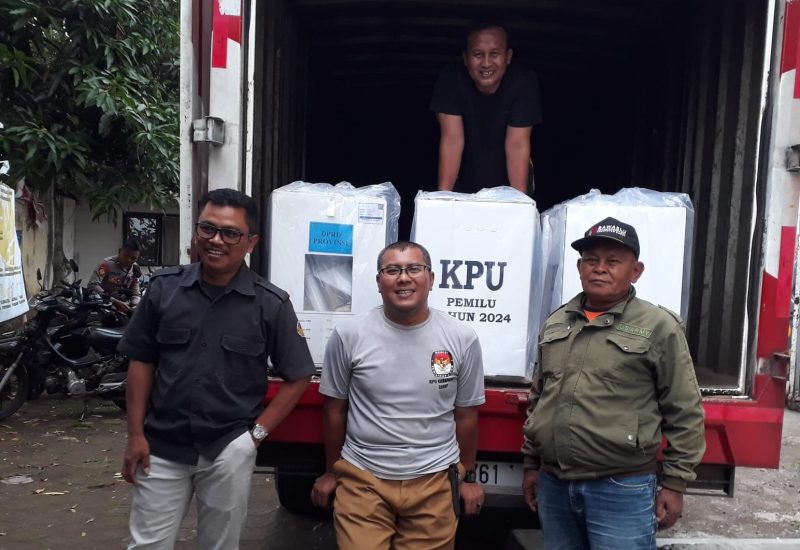 Panwascam Sucinaraja dan PPK Sucinaraja menerima bantuan logistik kotak suara DPRD Provinsi