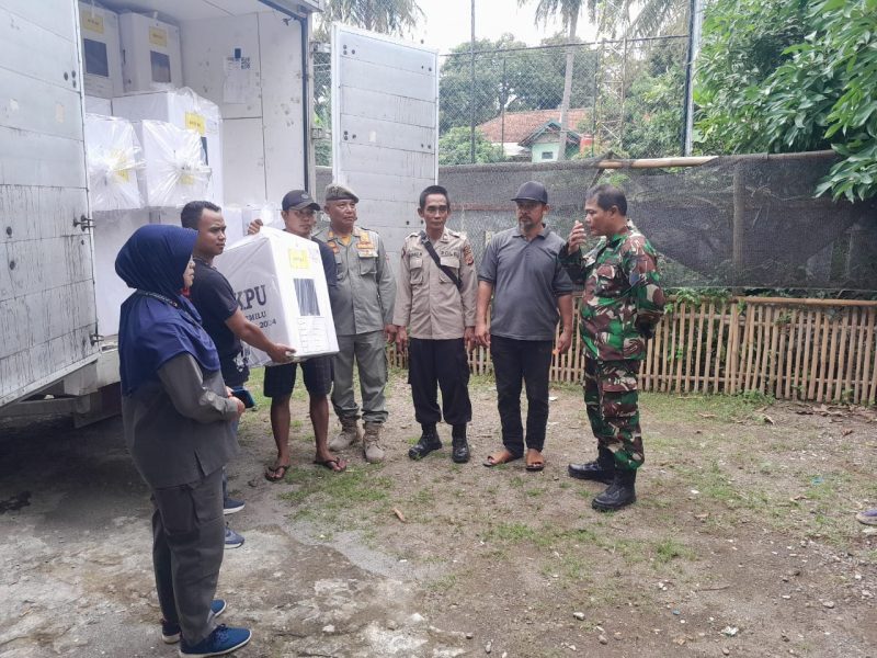 Polsek Cikelet lakukan pengamanan pendistribusian logistik pemilu 2024