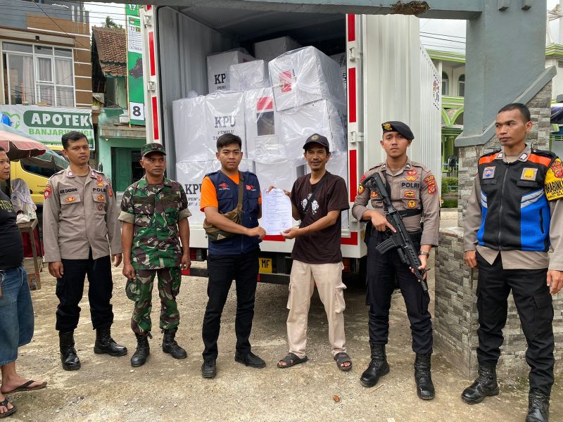 Sat Samapta Poolres Garut  pengamanan logistik pemilu di kecamatan Banjarwangi