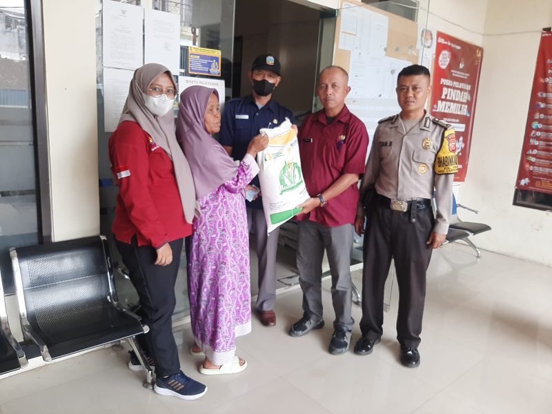 Polsek Tarogong Kidul kawal pembagian bansos