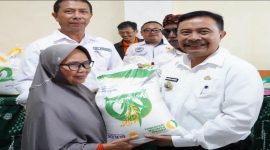 PJ  Bupati Garut bagikan bantuan pangan di kecamatan Kadungora