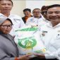 PJ  Bupati Garut bagikan bantuan pangan di kecamatan Kadungora