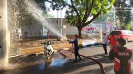 Disdamkar Garut bersihkan area pendopo dan alun alun jelang hari jadi garut ke 211
