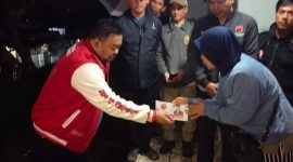 Yudha Puja Turnawan berikan sembako dan santuan untuk Ibu Euis rumah yang roboh akibat longsor