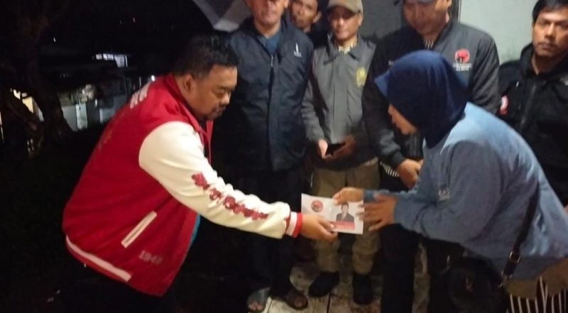 Yudha Puja Turnawan berikan sembako dan santuan untuk Ibu Euis rumah yang roboh akibat longsor