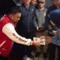 Yudha Puja Turnawan berikan sembako dan santuan untuk Ibu Euis rumah yang roboh akibat longsor