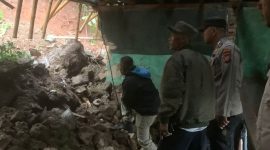 Polsek Limbangan cek kondisi rumah yang longsor