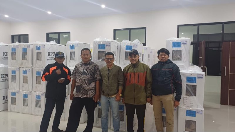 Panwascam Sucinaraja dan PPK sedang melaksanakan piket pengamanan gudang logistik pemilu