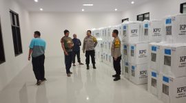 Polsek Wanaraja giat patroli malam pengecekan logistik pemilu 2024 di aula kecamatan Sucinaraja