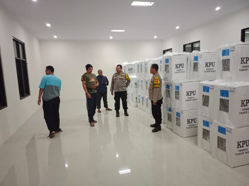 Polsek Wanaraja giat patroli malam pengecekan logistik pemilu 2024 di aula kecamatan Sucinaraja