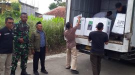 Bantuan Logistik Kotak Suara untuk DPRD Kabupaten Garut diawasi Panwascam Sucinaraja