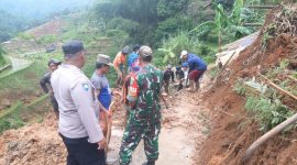 Polsek Cikajang bantu bersihkan musibah longsor