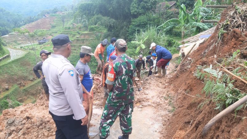 Polsek Cikajang bantu bersihkan musibah longsor