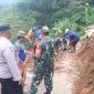 Polsek Cikajang bantu bersihkan musibah longsor