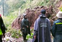 Polsek Banjarwangi lakukan penutupan jalan pasca longsor