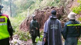 Polsek Banjarwangi lakukan penutupan jalan pasca longsor