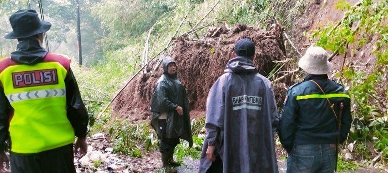 Polsek Banjarwangi lakukan penutupan jalan pasca longsor