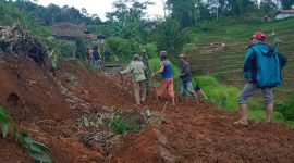 Babinsa Koramil 1116/Cikajang bantu evakuasi tanah longsor
