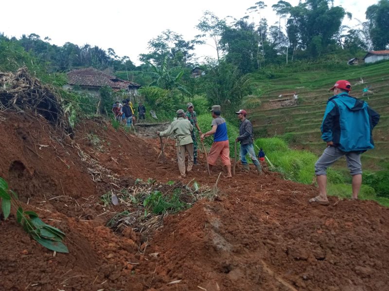 Babinsa Koramil 1116/Cikajang bantu evakuasi tanah longsor