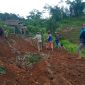 Babinsa Koramil 1116/Cikajang bantu evakuasi tanah longsor