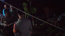 Polsek Cilawu evakuasi rumahwarga yang tertimpa longsor